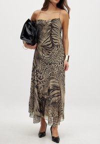 NA-KD Maxi šaty - animal print