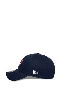 Cappello blu navy con un logo rosso sul davanti e un piccolo logo bianco di lato, mostrato in un angolo su uno sfondo bianco.