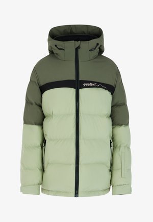 Groene gewatteerde jas met zwarte accenten en logo, gecombineerd met groene broek en zwarte laarzen. De stof lijkt glad en geïsoleerd.