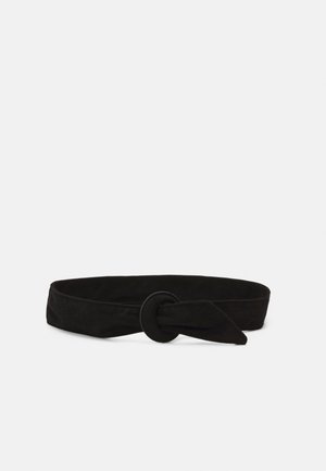 Zwarte suède riem met een bedekte ronde gesp en een geknoopt uiteinde, afgebeeld op een eenvoudige witte achtergrond.