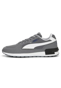 Scarpe da ginnastica grigie con accenti bianchi, tessuto testurizzato, punta rotonda, colletto imbottito, lacci e dettagli neri sul tallone.
