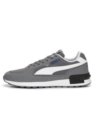 Scarpe da ginnastica grigie con accenti bianchi, tessuto testurizzato, punta rotonda, colletto imbottito, lacci e dettagli neri sul tallone.