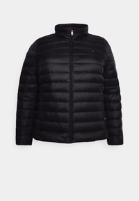 Sort pufferjakke med opretstående krave, vandret quiltet design, lynlås foran og sidelommer. Glat tekstur med minimal mærkning.