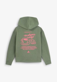 Sudadera verde oliva con un gran gráfico en rosa de una taza de café y un croissant, con texto sobre la reapertura de un café en la parte de atrás.