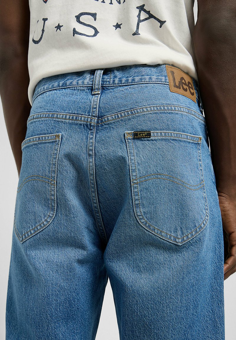 Lee Asher Loose Straight Denim Jeans for Men in Blue Worn