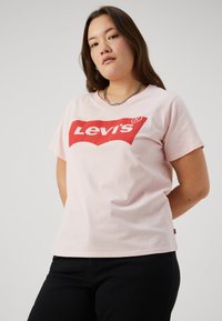 Levi's® Plus PERFECT - Potiskana majica - chalk pink