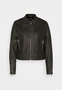 Veste en simili cuir noir avec un col rond, fermeture éclair sur le devant et deux poches latérales zippées. Design ajusté avec un fit court et des détails cousus.