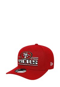 Rote Baseballmütze mit schwarzem und weißem gesticktem Text "49ERS" und "SAN FRANCISCO". Verfügt über einen gebogenen Schirm und ein verstellbares Snapback-Design.