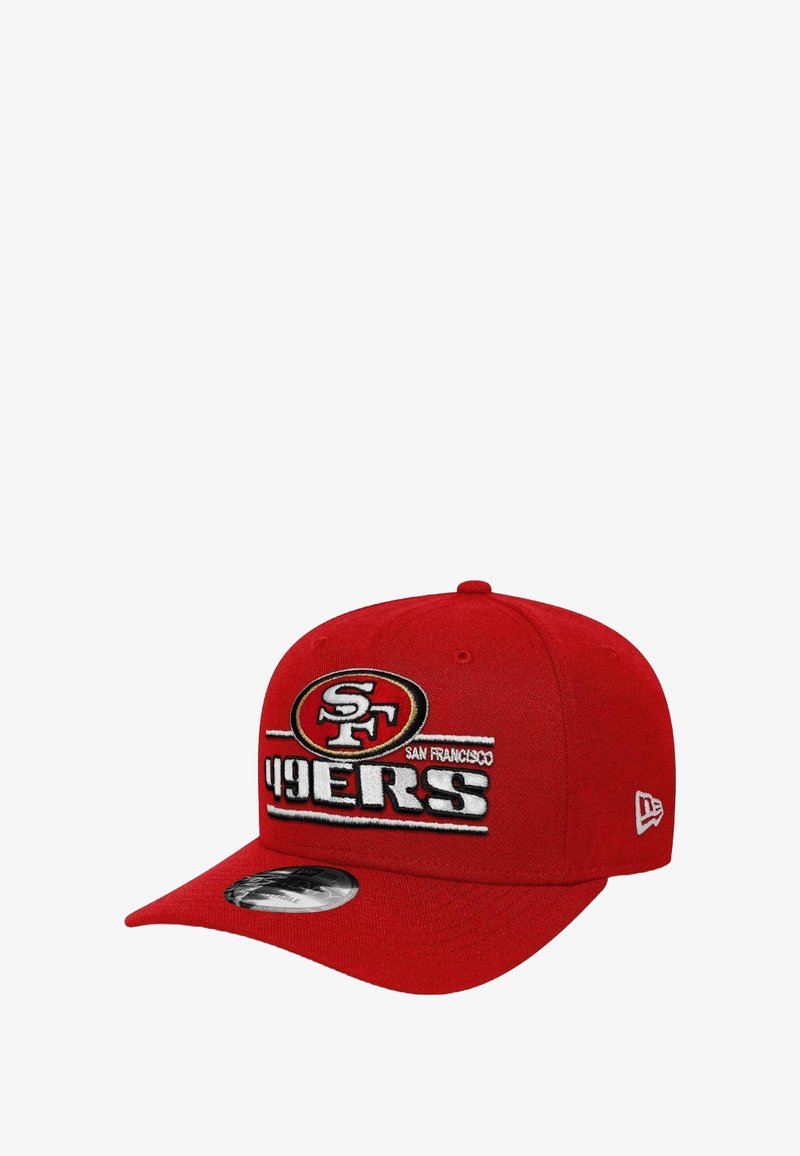 Rote Baseballmütze mit schwarzem und weißem gesticktem Text "49ERS" und "SAN FRANCISCO". Verfügt über einen gebogenen Schirm und ein verstellbares Snapback-Design.