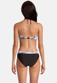 Bikini-Set mit einem gemusterten Bandeau-Oberteil und hochgeschnittenen schwarzen Unterteilen. Das Oberteil hat einen bunten, abstrakten Druck und verstellbare Träger.