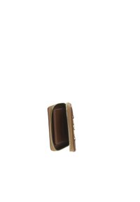 Portafoglio in pelle marrone con chiusura a zip, che presenta una texture liscia, un design slim e un interno marrone a contrasto.