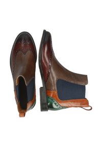 Botas de tobillo de piel marrón con un lado elástico azul, acentos verdes, detalles de brogue y un tacón bajo y cuadrado.