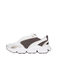 Sneaker bianco con motivo logo marrone scuro, caratterizzato da accenti dorati e una suola testurizzata. Progettato con una forma arrotondata e lacci.
