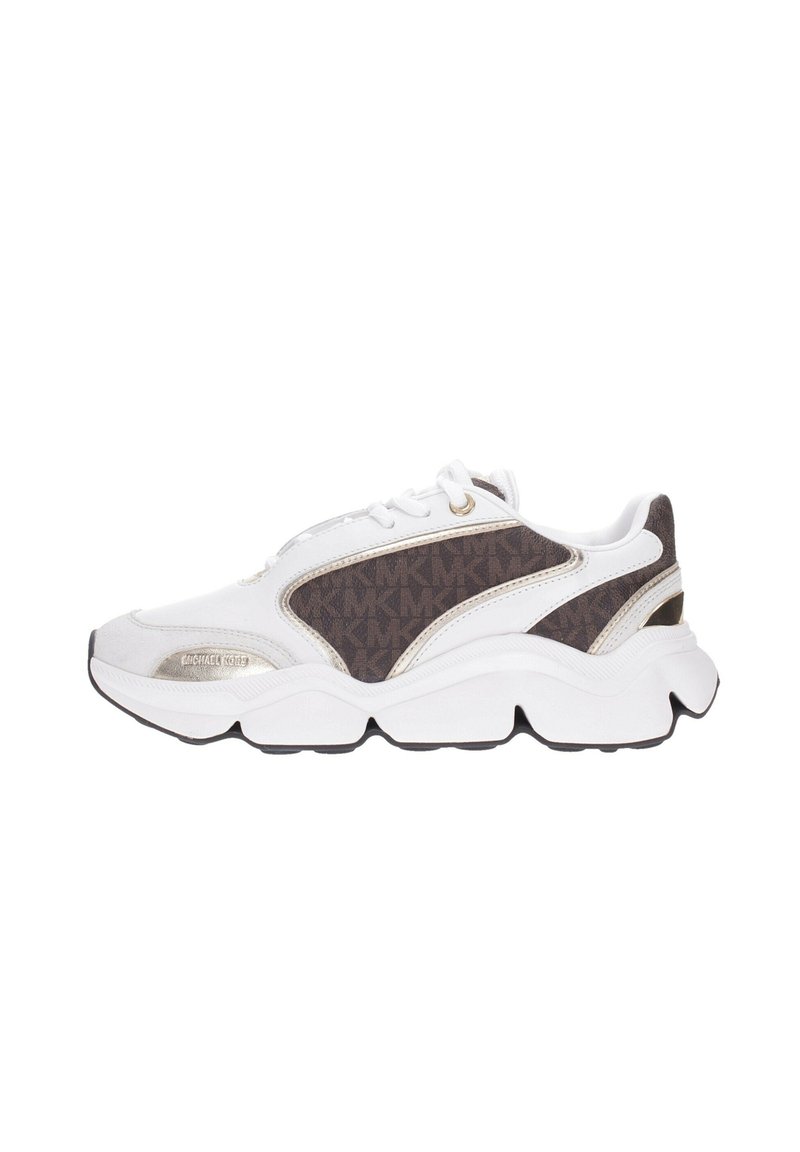 Sneaker bianco con motivo logo marrone scuro, caratterizzato da accenti dorati e una suola testurizzata. Progettato con una forma arrotondata e lacci.