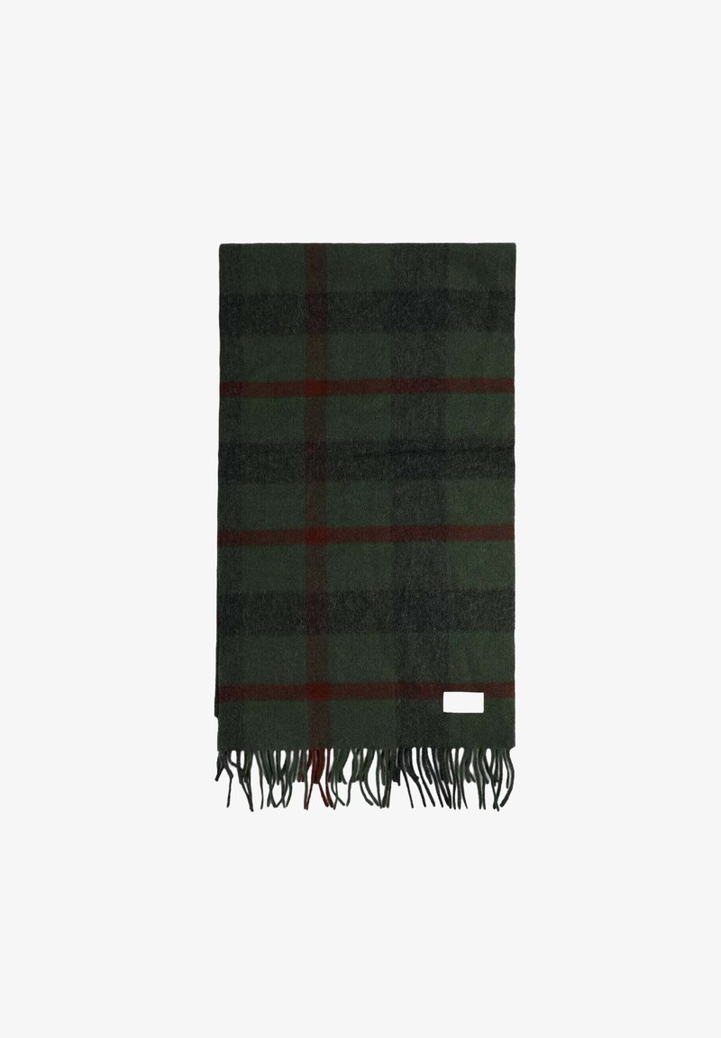 Bufanda de cuadros verdes hecha de una tela suave con detalles de flecos. Presenta cuadrados en tonos verde oscuro y claro, intersectados por líneas rojas y negras.