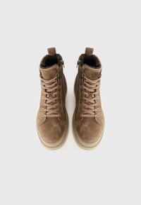 Braune Wildleder High-Top-Schuhe mit Schnürsenkeln und seitlichen Reißverschlüssen. Verfügt über ein weiches Futter, eine Gummisohle und ein rundes Zehendesign.