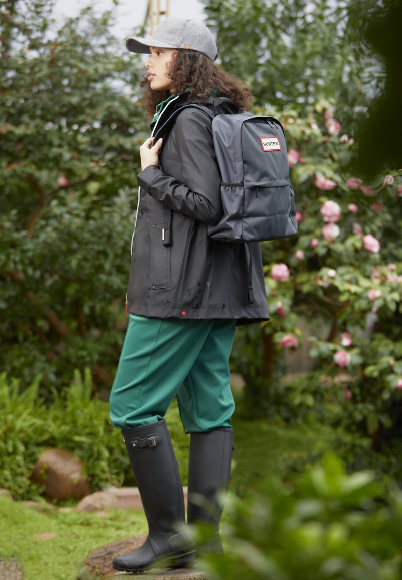 Hunter - Pioneer - Nylon-Rucksack in Khaki mit großem Clipverschluss Hunter - Pioneer - Nylon-Rucksack in Khaki mit großem Clipverschluss