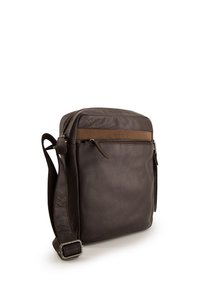 Braune Leder-Crossbody-Tasche mit glatter Oberfläche, rechteckiger Form, Reißverschluss oben und einem vorderen Akzentgurt. Mit einem verstellbaren Gurt.
