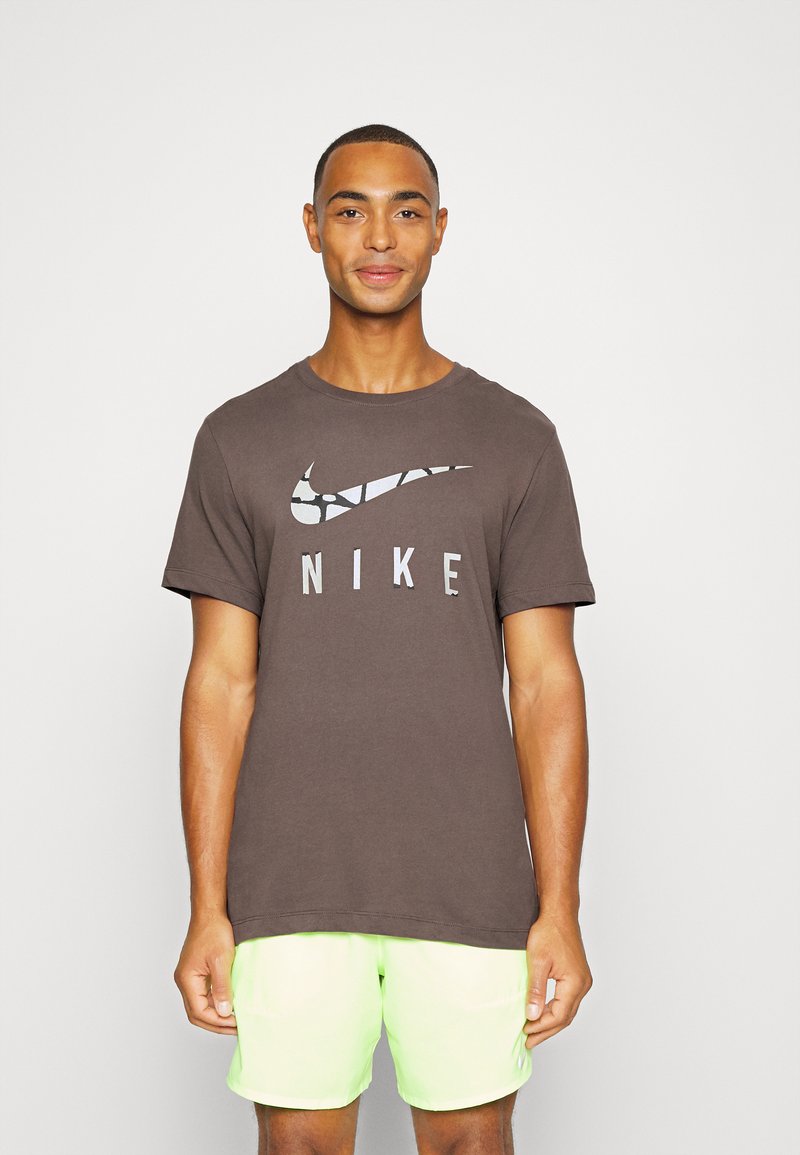 Nike Performance TEE RUN DIVISION Sports Tshirt ironstone/grey