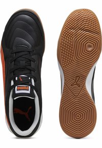 Sneaker nere con accenti arancioni, sopra in pelle martellata, colletto imbottito e suola in gomma con un motivo di battistrada geometrico.