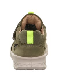 Zelené a béžové tenisky s bílou podrážkou viděné z pohledu zezadu, s neonově žlutým poutkem a polstrovaným vnitřkem.
