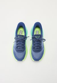 Blå og grønne joggesko med mesh-overdel, flate lisselær, polstret såle og merkevare på innersålen og sidepanelene.
