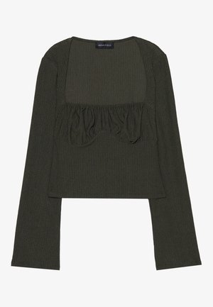 Zaļa ribota garām piedurknēm tops ar kvadrātveida kakla izgriezumu, piedāvā savelkamas detaļas pie krūtīm un īsu garumu. Redzama zīmola etiķete.