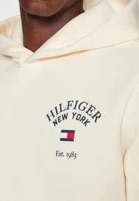 Tommy Hilfiger ARCHED VARSITY HOODY - Sportinis megztinis - calico
