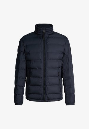 Granatowa pikowana kurtka z wysokim kołnierzem, przednim zamkiem błyskawicznym i zapinanymi na zamek bocznymi kieszeniami, zaprojektowana na zimną pogodę.