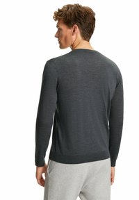 Dunkelgrauer Strickpullover mit langen Ärmeln und rundem Ausschnitt, der eine glatte Textur und eine figurschmeichelnde Silhouette aufweist.