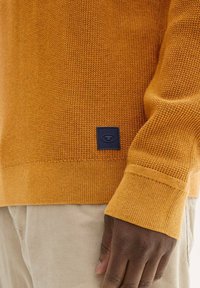 TOM TAILOR STRUKTURIERTER RUNDHALS - Strickpullover - peanut brown dark melange