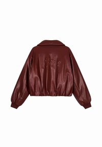 Giacca bomber in ecopelle bordeaux con colletto arrotondato, orlo elasticizzato, maniche voluminose e dettaglio logo in rilievo sulla schiena.