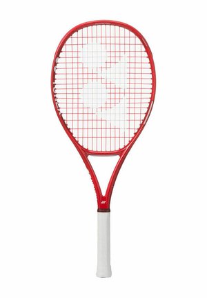Raquette de tennis rouge avec poignée blanche et cordes marquées, présentée verticalement sur fond blanc.