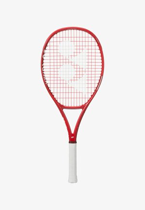 Raqueta de tenis roja con empuñadura blanca y cuerdas con marca, mostrada en posición vertical sobre un fondo blanco.
