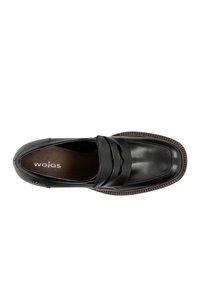 Scarpa in pelle nera con finitura liscia, caratterizzata da una fascia decorativa sulla parte superiore, una suola marrone texturizzata e il nome del brand "wojas" all'interno.