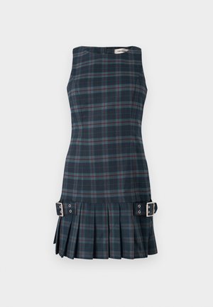 Sukienka w szkocką kratę w granatowym kolorze z zielonymi i czerwonymi akcentami, z dopasowanym gorsetem, plisowaną spódnicą i bocznymi klamrami jako detalem.
