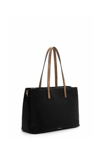Sac fourre-tout noir avec des poignées en cuir beige, en forme rectangulaire, fabriqué en matériau lisse, doté d'une fermeture éclair supérieure et d'un détail de logo discret.