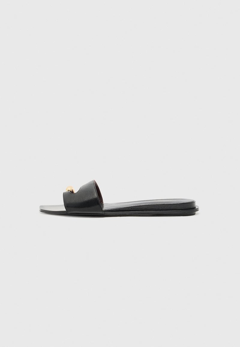 Sandales noires à glissière avec un large dessus, texture en cuir lisse, design à bout ouvert et détail doré sur la sangle. Semelle plate.