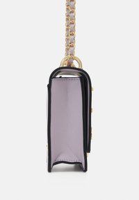 Borsa a tracolla compatta con una forma strutturata, realizzata in pelle lavanda, con dettagli in metallo dorato e una tracolla a catena. Texture liscia con accenti contrastanti.
