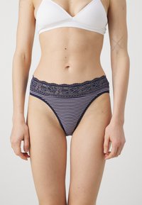Navy ir purpurių juostuotos bikini kelnaitės su gėlių nėriniuotais juosmeniu. Minkšta medžiaga su lygia tekstūra ir thong dizainu.