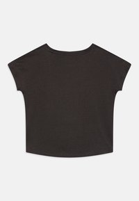 Czarna bluzka z krótkim rękawem i okrągłym dekoltem. Wykonana z miękkiego, elastycznego materiału. Prosty design bez wzorów czy ozdób.