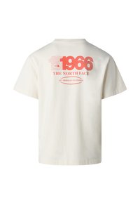 Κρεμ κοντομάνικη μπλούζα με γραφικό ρετρό στυλ σε κόκκινο, με την ένδειξη "1966" και "THE NORTH FACE" στο πίσω μέρος. Απαλή υφή από βαμβάκι.