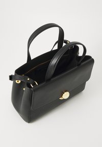 Sac à main en cuir noir avec une forme structurée, une texture lisse, deux poignées supérieures et un détail de fermoir circulaire en or à l'avant.