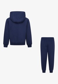 Marineblaues Trainingsanzug-Set, bestehend aus einem Kapuzenpullover mit gerippten Bündchen und passenden Hosen mit elastischem Bund und schmal zulaufenden Beinen.