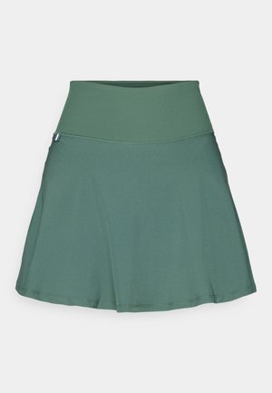Fustă activă verde cu un elastic lat în talie; textură netedă; design evazat; lungime până la genunchi; fără modele vizibile sau accesorii.