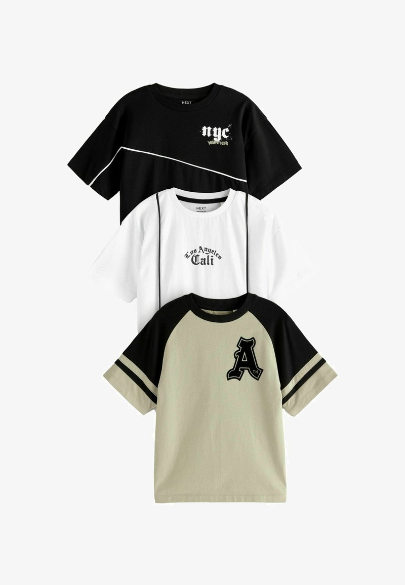 Tres camisetas gráficas en negro, blanco y verde oliva, con estampados que dicen "NYC", "Los Angeles Cali" y un logo "A". De algodón, de manga corta.