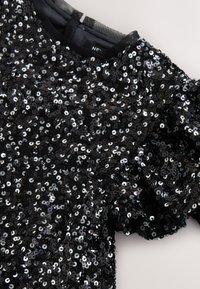 Schwarzes Paillettenoberteil mit rundem Ausschnitt und Puffärmeln, ausgestattet mit einer glänzenden, strukturierten Oberfläche und einem glatten Innenfutter.