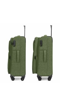 Valigia verde in tessuto morbido mostrata in stati compatto ed espanso, con quattro ruote, maniglia laterale, scomparti con zip e manico telescopico esteso.