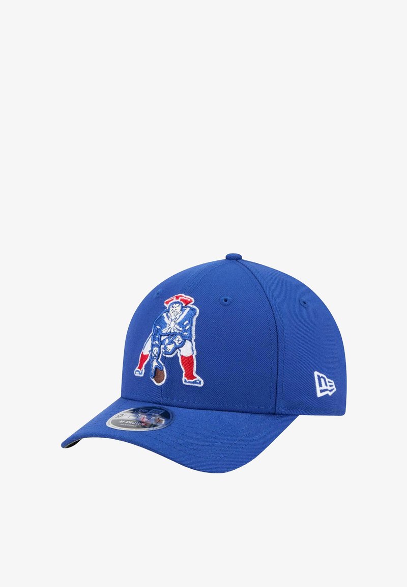 Casquette de baseball bleue en tissu, ornée du logo brodé des New England Patriots en rouge, blanc et bleu à l'avant, avec une visière incurvée.