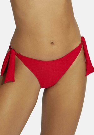 Bas de bikini rouge en tissu texturé, avec des accents de lien sur les côtés. Design à taille basse avec un motif de vagues subtil pour plus de détails.